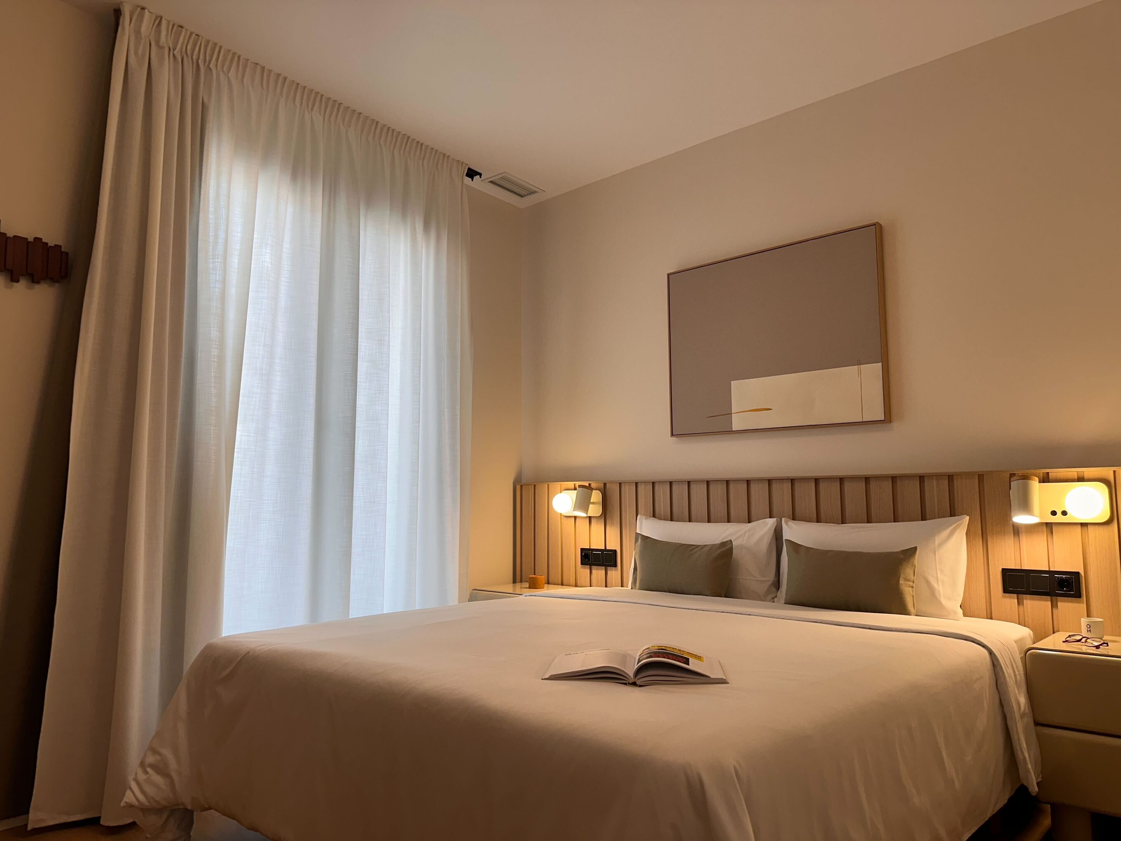 Een strijkplank/strijkijzer, gratis babybedden, gratis wifi, beddengoed