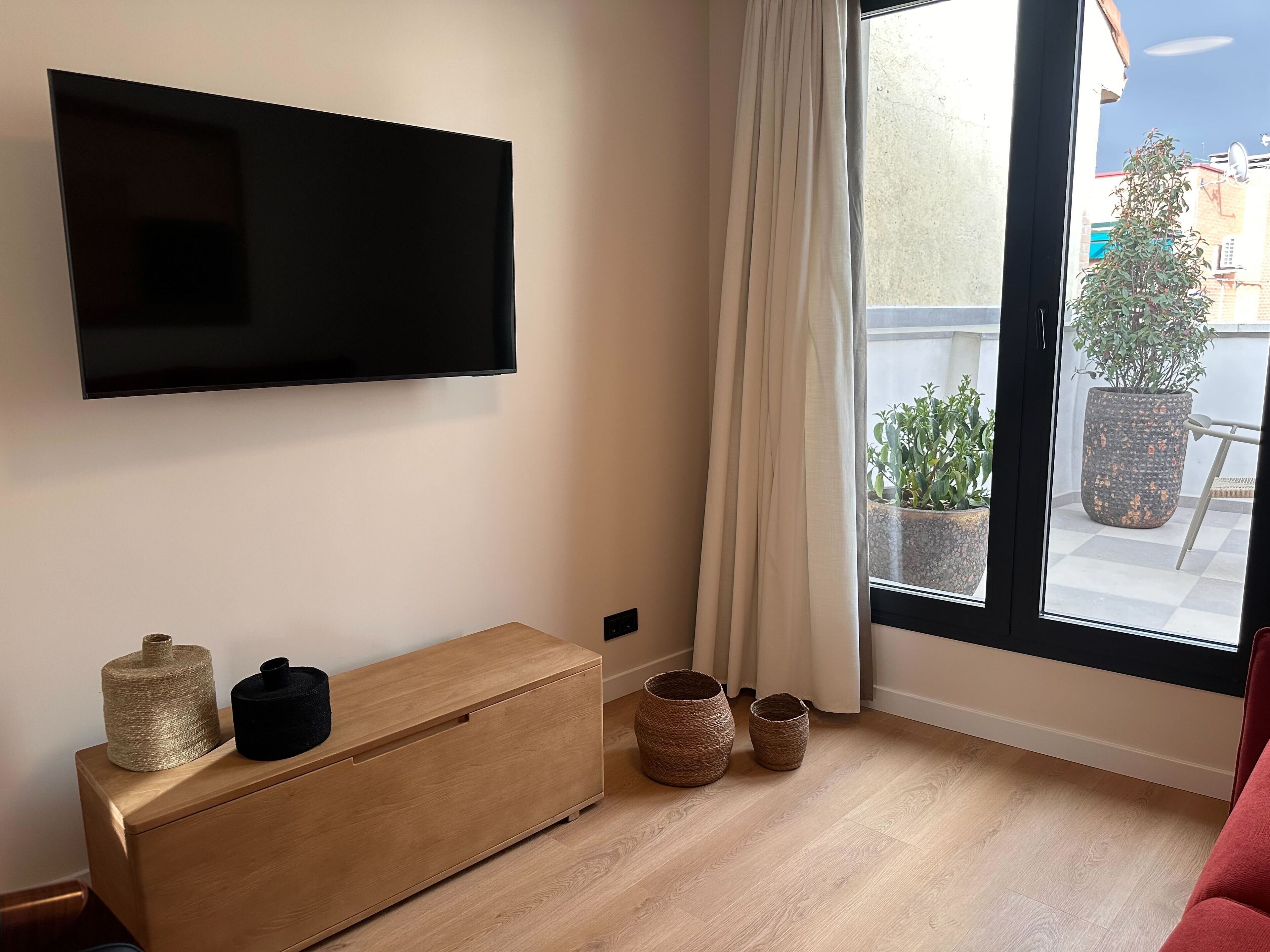 Apartamento estándar, balcón | Zona de estar | Televisión de 60 cm con canales por cable