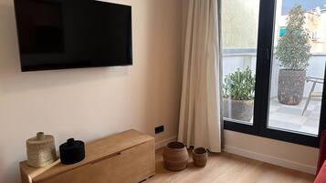 Apartamento estándar, balcón | Zona de estar | Televisión de 60 cm con canales por cable