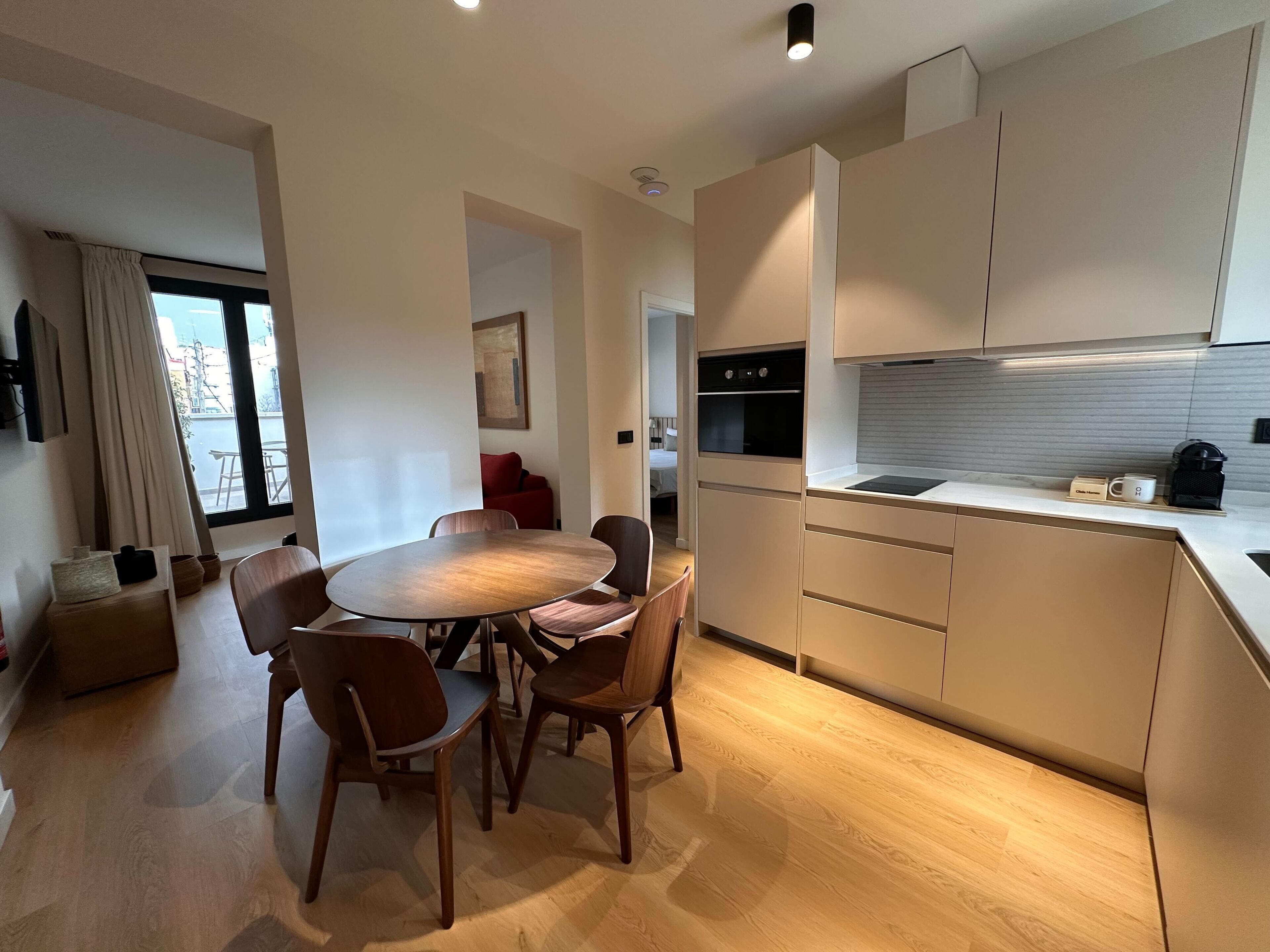 Apartamento estándar, balcón | Zona de estar | Televisión de 60 cm con canales por cable