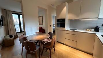 Apartamento estándar, balcón | Zona de estar | Televisión de 60 cm con canales por cable