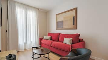 Standaard appartement, balkon | Woonruimte | Een 60-cm televisie met kabelzenders