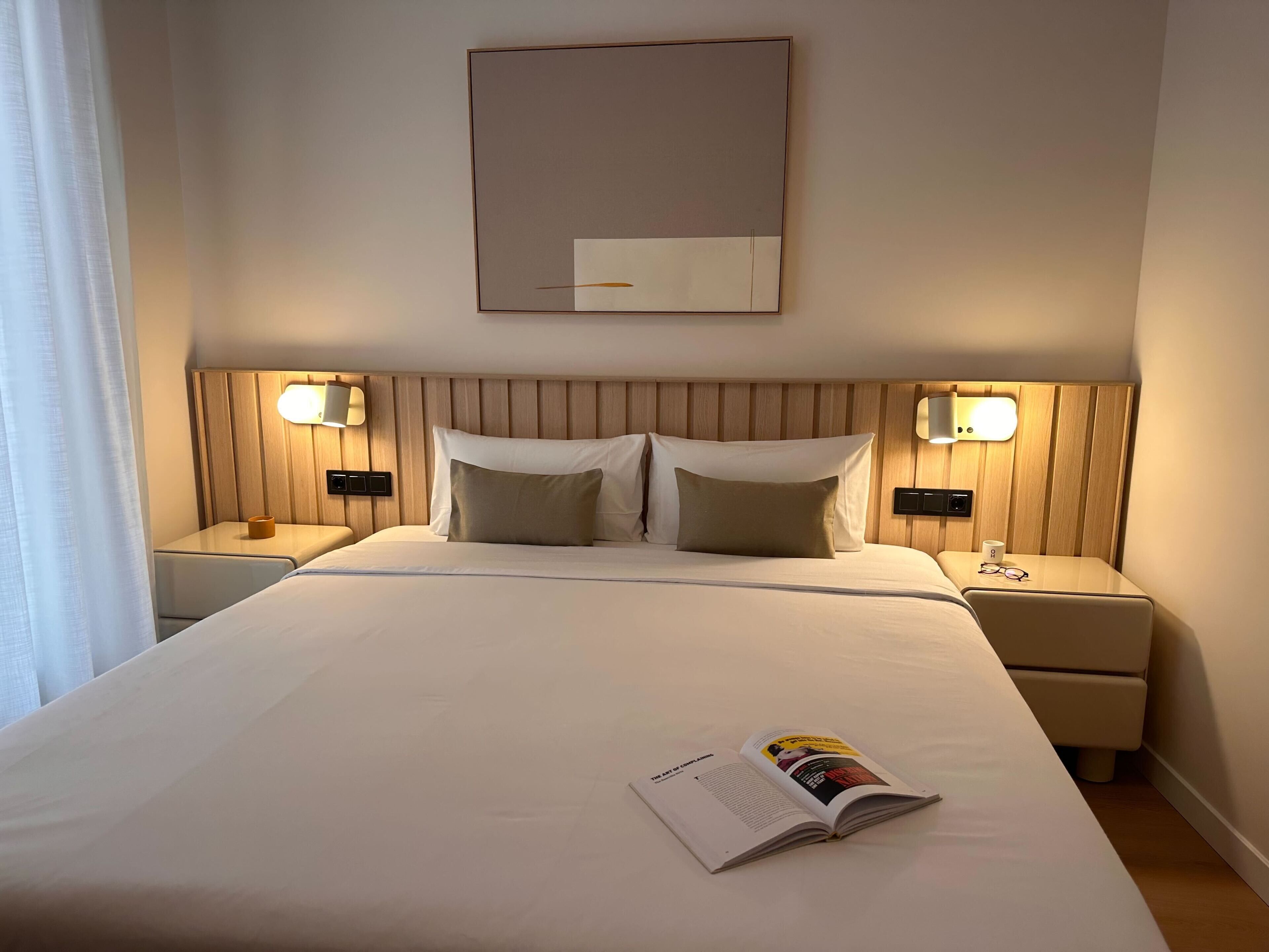 Een strijkplank/strijkijzer, gratis babybedden, gratis wifi, beddengoed