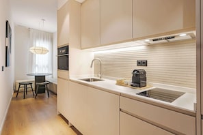 Apartamento básico, varanda | Cozinha privada | Geladeira, micro-ondas, fogão, lava-louças