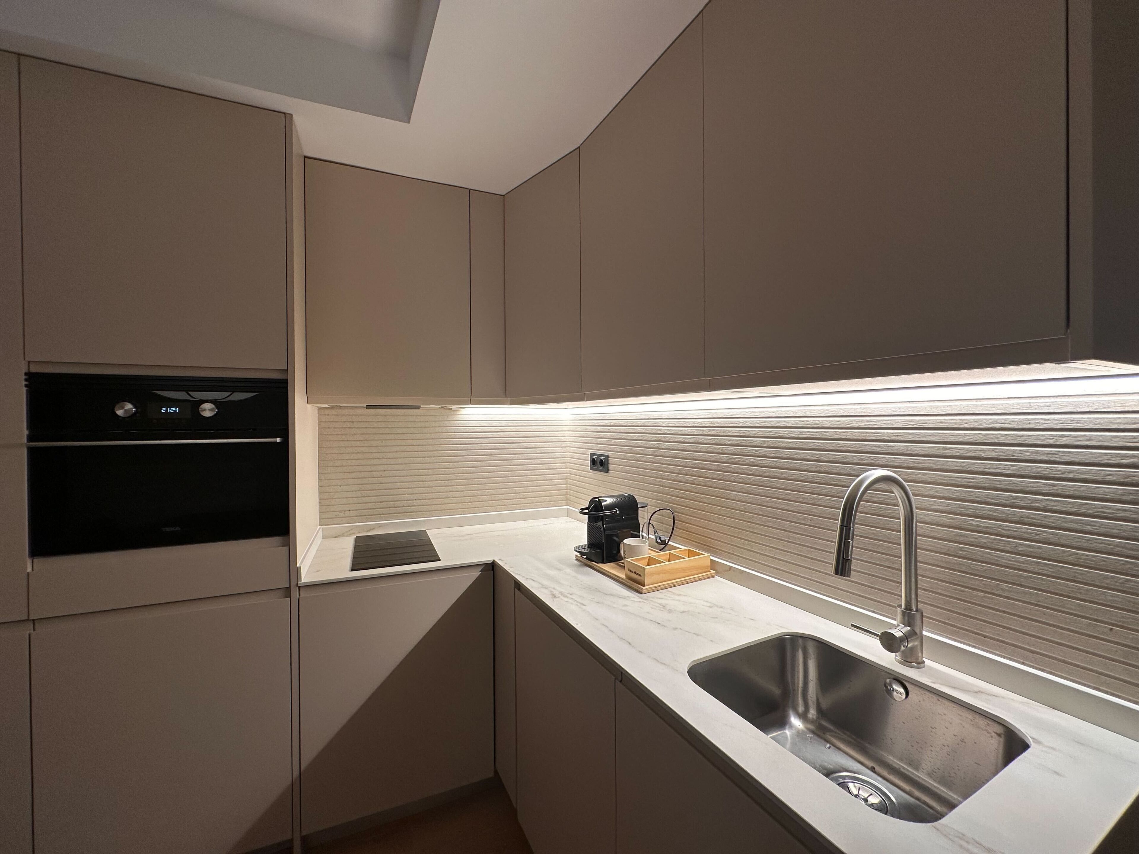 Frigorífico, microondas, horno y lavavajillas