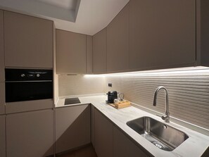 Een koelkast, een magnetron, een oven, een vaatwasser