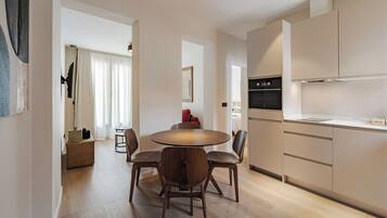 Standaard appartement, balkon | Dineerruimte