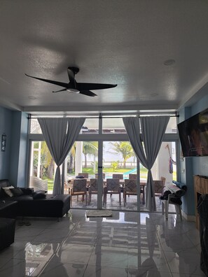Living area - Beachfront luxury 4-bedroom house with AC in charming Sonsonate Beach (Sonsonate)