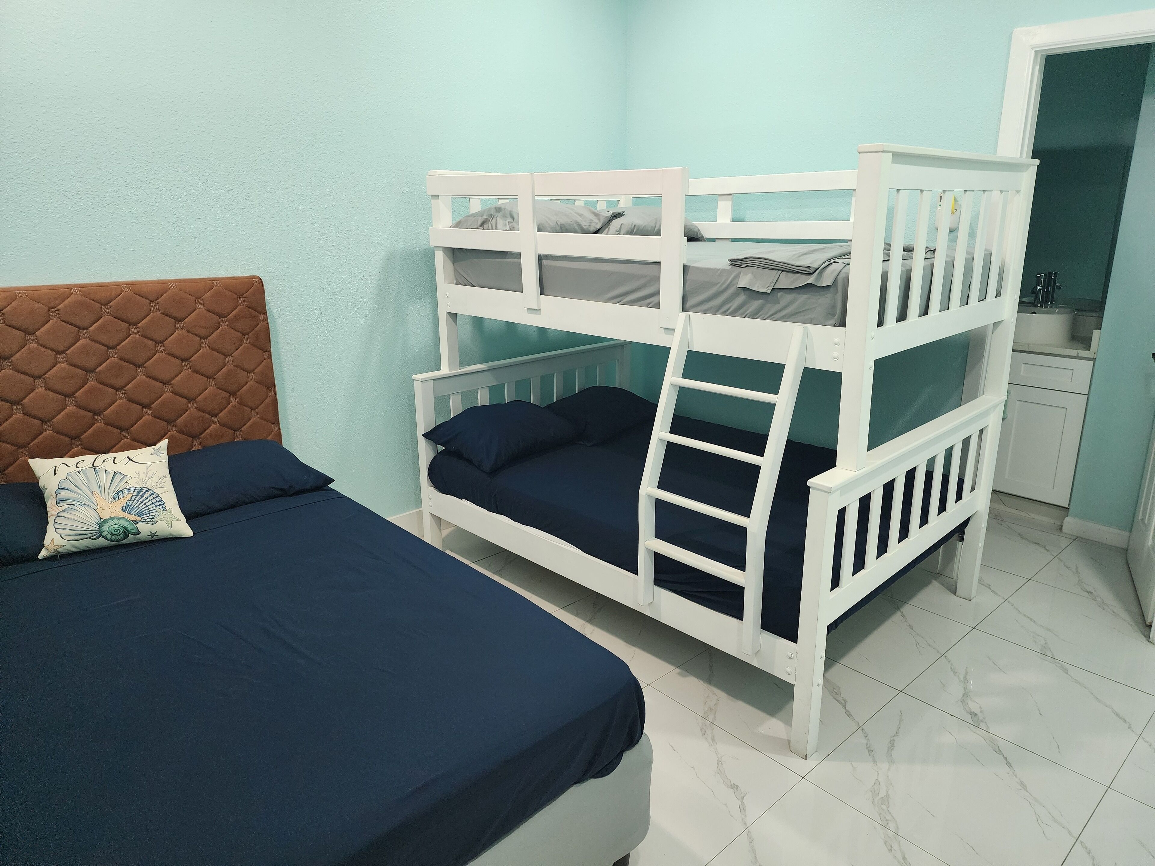 4 bedrooms, iron/ironing board, WiFi, bed sheets