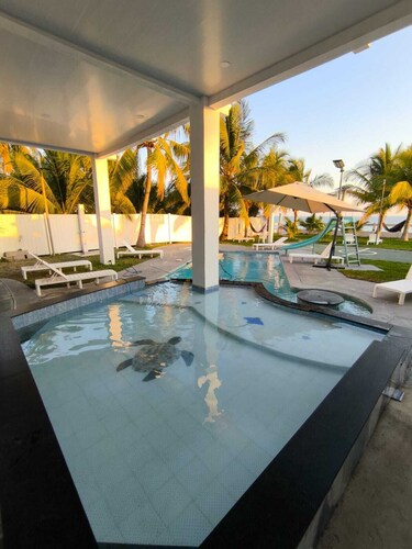 Beachfront luxury 4-bedroom house with AC in charming Sonsonate Beach