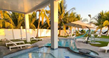 Beachfront luxury 4-bedroom house with AC in charming Sonsonate Beach