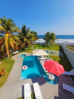 Pool - Beachfront luxury 4-bedroom house with AC in charming Sonsonate Beach (Sonsonate)