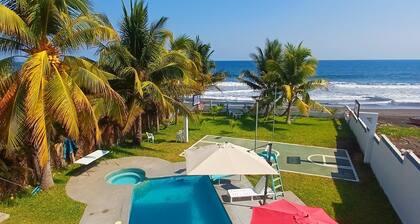Beachfront luxury 4-bedroom house with AC in charming Sonsonate Beach