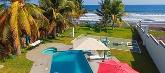 Beachfront luxury 4-bedroom house with AC in charming Sonsonate Beach