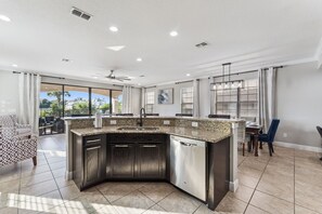 Fridge, microwave, oven, stovetop - New! Castle Pines Family Oasis EPIC Retreat Near Disney (Kissimmee)