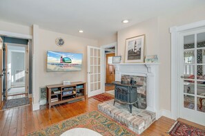 Interior - Lavinder House by Seaside Vacations & Sales! (Chincoteague Island)