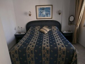 Tabla de planchar con plancha y ropa de cama 