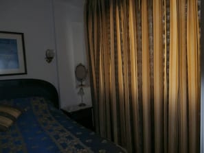 Tabla de planchar con plancha y ropa de cama 