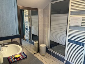 Dusche, Haartrockner, Handtücher, Seife