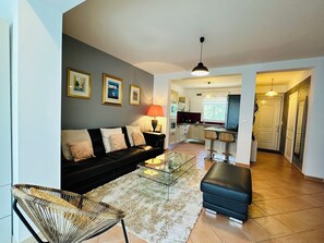 Smart-TV, Kamin, Bücher