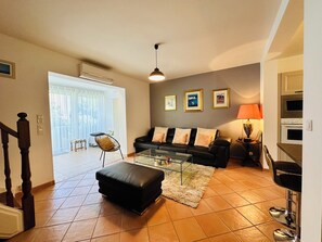 Smart-TV, Kamin, Bücher