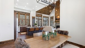 Una cocina amplia con detalles de madera, un comedor con mesa de madera y una zona de estar acogedora.