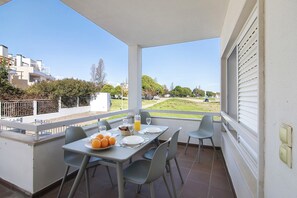 Outdoor dining - Apartment '1I Alecrim' with Wi-Fi and Air Conditioning (Santa Luzia)