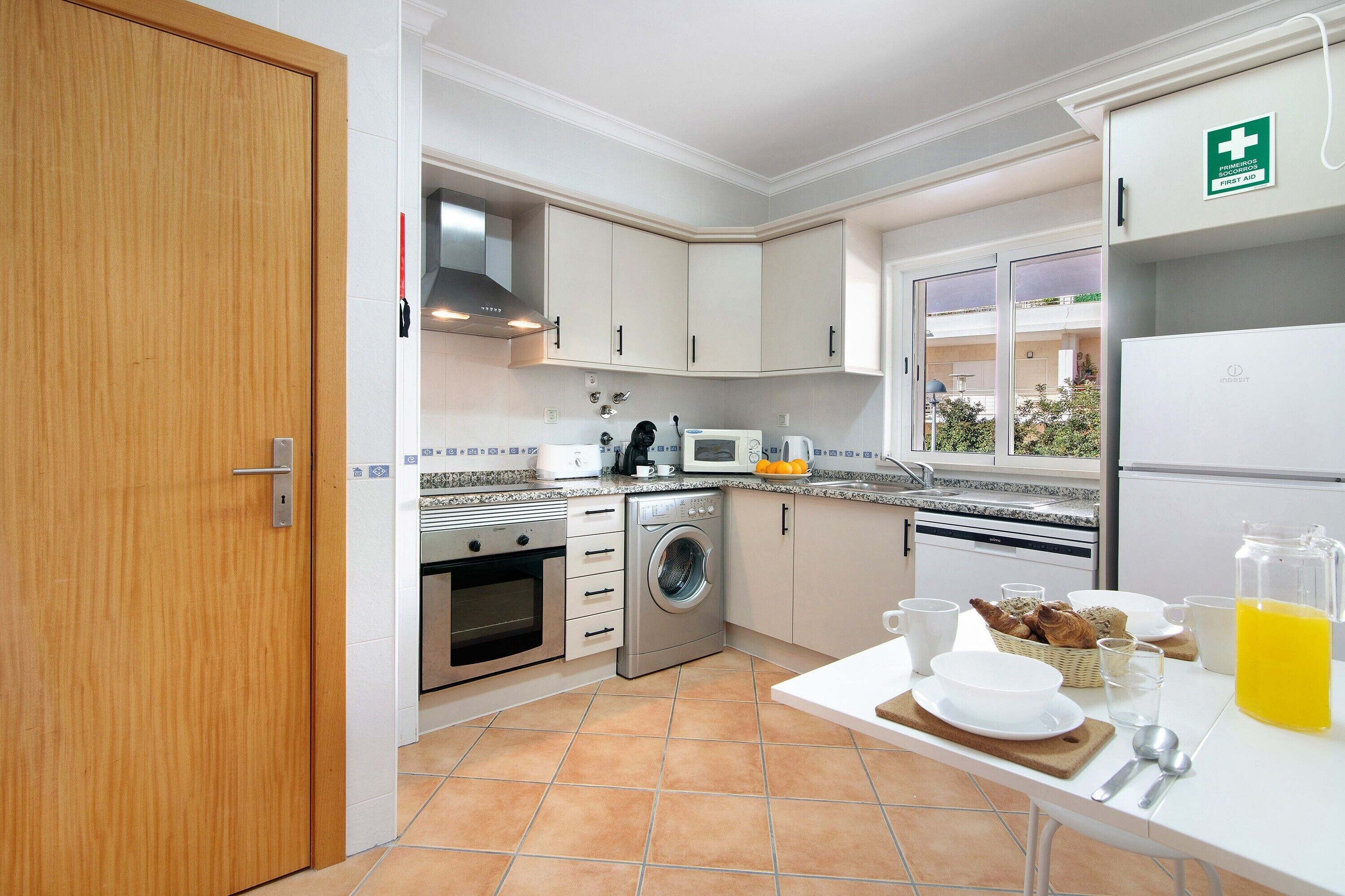 Refrigerador, microondas, horno, placa de cocina