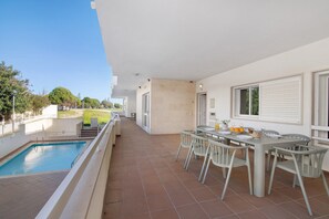 Outdoor dining - Apartment '1G Apt Rosmaninho' with Shared Pool, Wi-Fi and Air Conditioning (Santa Luzia)
