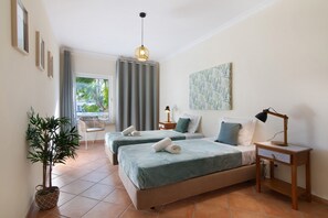 3 bedrooms, iron/ironing board, WiFi, bed sheets - Apartment '1G Apt Rosmaninho' with Shared Pool, Wi-Fi and Air Conditioning (Santa Luzia)