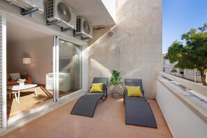 Terrace/patio - Apartment '1G Apt Rosmaninho' with Shared Pool, Wi-Fi and Air Conditioning (Santa Luzia)