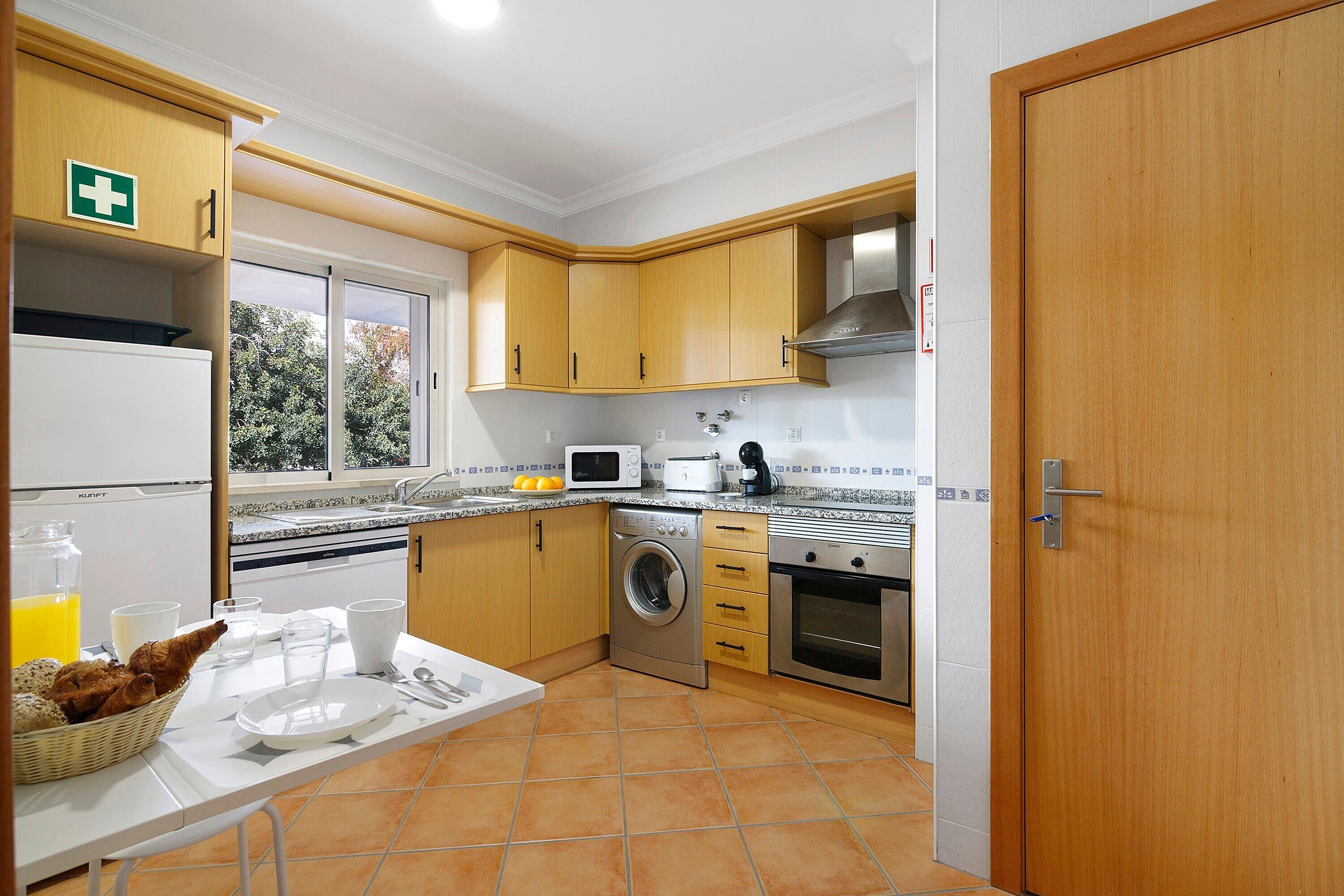 Frigorífico, microondas, horno y placa de cocina