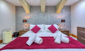 Desk, iron/ironing board, travel cot, WiFi - Sunlit Rabat Maisonette with Private Terrace & BBQ (Rabat)