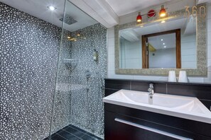 Free toiletries, hair dryer, towels, toilet paper - Sunlit Rabat Maisonette with Private Terrace & BBQ (Rabat)