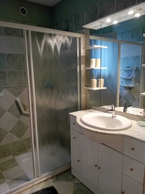 Shower, hair dryer, bidet, towels - Villa "La Farigoulo" with garden (Antibes)