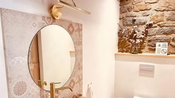 Articles de toilette gratuits, sèche-cheveux, serviettes fournies, savon