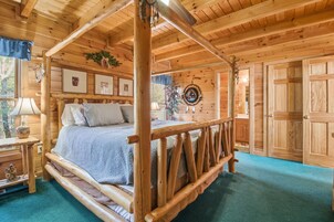 Signature Cabin, 1 Bedroom, Balcony, Mountain View | Individually decorated, individually furnished, iron/ironing board