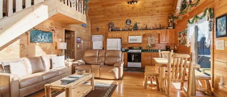 Cabane Signature, 1 chambre, balcon, vue montagne | Salle de séjour | TV connectée de 40 pouces avec chaßnes numériques, cheminée