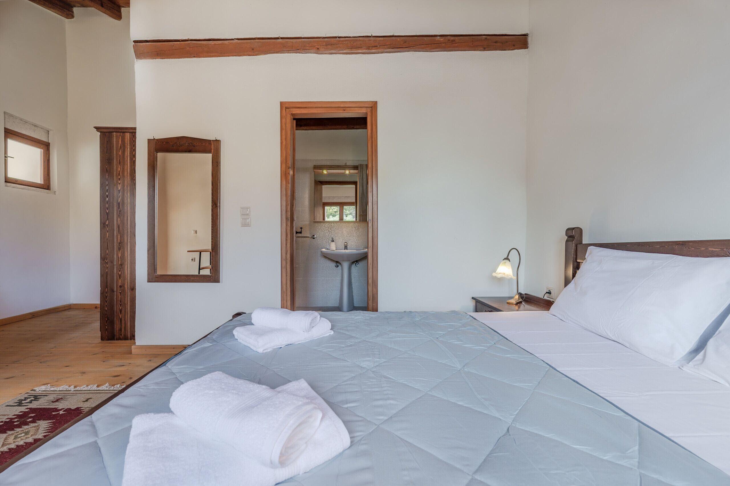 5 多间卧室、免费婴儿床、床单