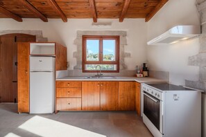 Microondas, lavavajillas, cafetera/tetera, silla alta para bebés