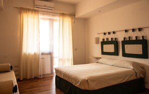 Escritorio, tabla de planchar con plancha, wifi y ropa de cama 