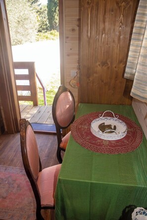 Casa rodante Deluxe, vista al jardín | Área de sala de estar