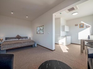 Soundproofing, iron/ironing board, free WiFi - Penzión ARIES (Nitriansky kraj)