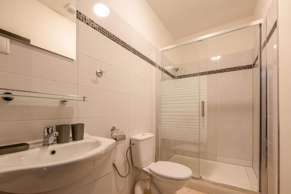 Artículos de tocador gratuitos, secador de pelo, toallas