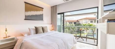 1 間睡房、房內夾萬、熨斗/熨衫板、可攜式嬰兒床