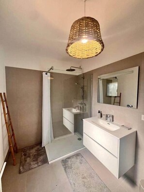 Shower, hair dryer - Apartment in Maghjina near port and town center (Porto-Vecchio)