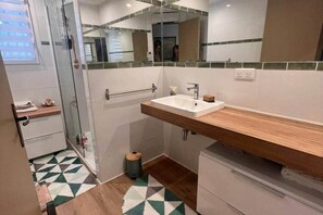 Shower, hair dryer - Villa A Liccia, Swimming pool near the port and center (Porto-Vecchio)