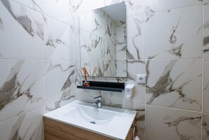 Dusj, hårføner og håndklær