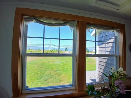 Bright and Cozy Oceanview Cottage - minutes from white-sand beaches