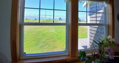 Bright and Cozy Oceanview Cottage - minutes from white-sand beaches